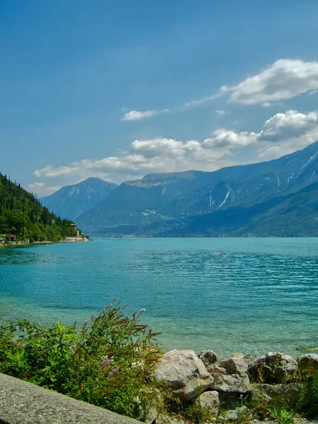 Mesmerizing View Lake Garda Italy Rocky Landscapes Background — Stock Photo, Image