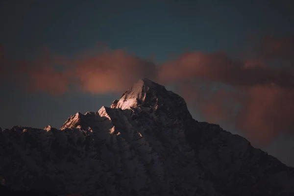 Заснеженная Скалистая Гора Фоне Яркого Закатного Неба — стоковое фото
