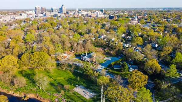 Veduta Aerea Una Chiesa Circondata Verdi Alberi Nella Città Greensboro — Foto Stock