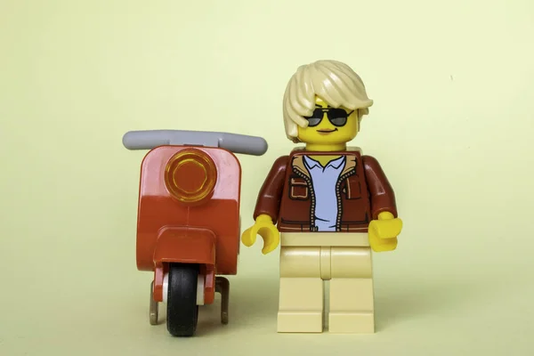 Luton Reino Unido Mayo 2021 Hombre Lego Con Scooter Rojo — Foto de Stock