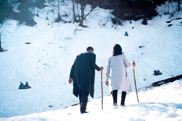 Een Achteraanzicht Van Een Paar Jassen Wandelen Besneeuwde Heuvel Solang — Stockfoto