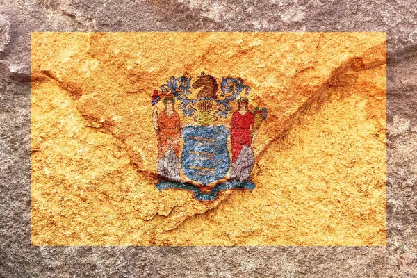 風化した硬い岩壁の背景に孤立したニュージャージー州旗のアイコンパターン — ストック写真