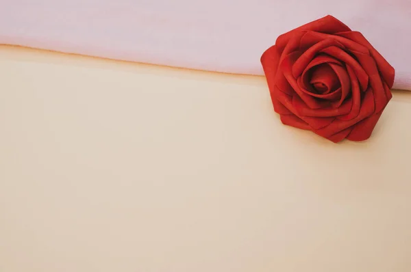 Uma Única Rosa Vermelha Final Pedaço Tecido Rosa Com Espaço — Fotografia de Stock