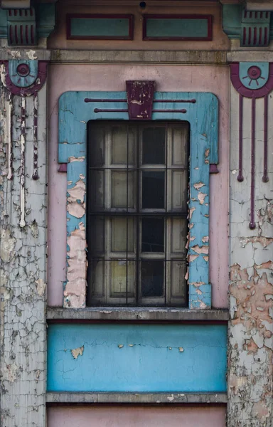 Eski Pencere Klasik Duvar Mavi Pembe Boyalı — Stok fotoğraf