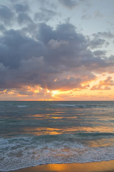Вертикальный Кадр Песчаного Пляжа Волнистого Моря Закате — стоковое фото