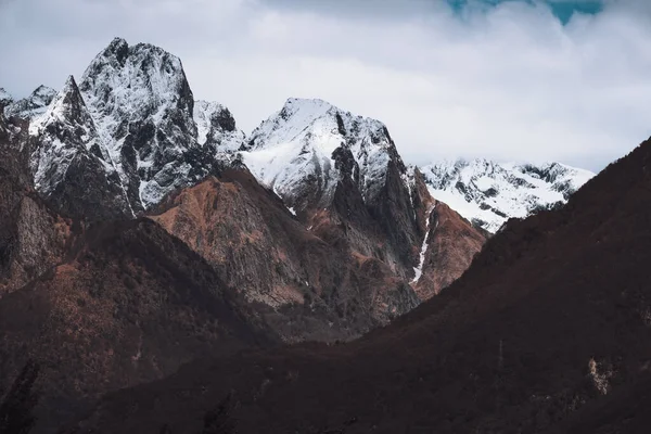 Vacker Natur Snötäckta Klippiga Berg Molnig Himmel — Stockfoto