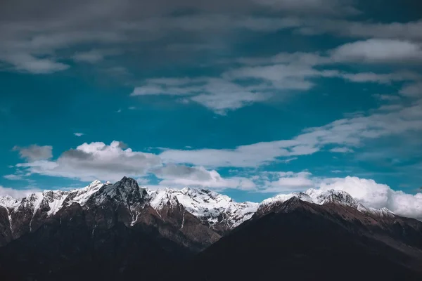 Eine Wunderschöne Landschaft Aus Schneebedeckten Felsigen Bergen Unter Einem Blauen — Stockfoto