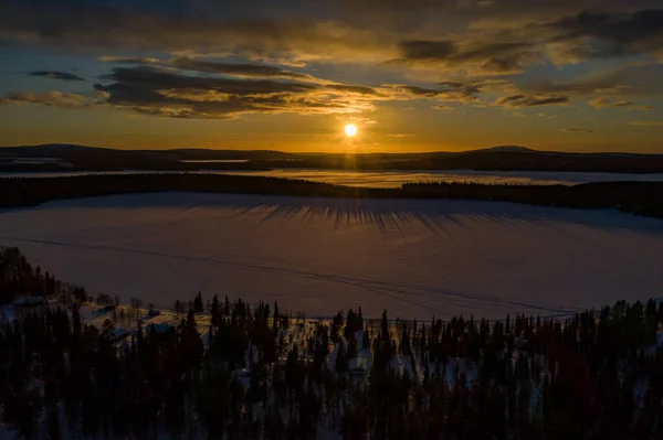 拉普兰Muonio Jerisjarvi湖的空中景观 冬季日落 — 图库照片