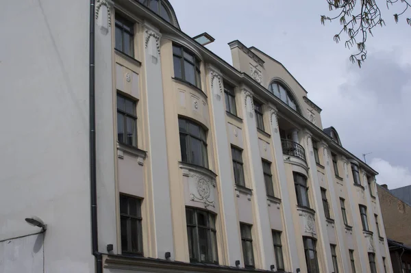 Una Toma Ángulo Bajo Fragmento Una Fachada Edificio Estilo Clásico —  Fotos de Stock