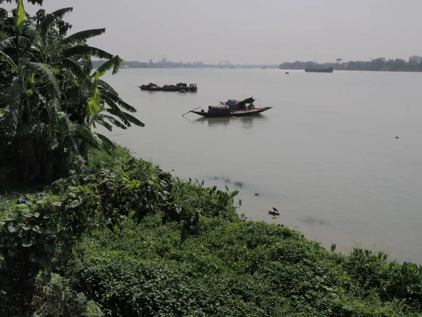 Paisaje Barcos Río Rodeado Vegetación Bajo Cielo Nublado Kolkata India — Foto de Stock
