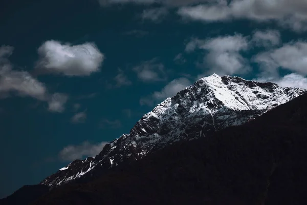 Atemberaubender Blick Auf Schneebedeckte Felsberge Unter Wolkenverhangenem Himmel — Stockfoto