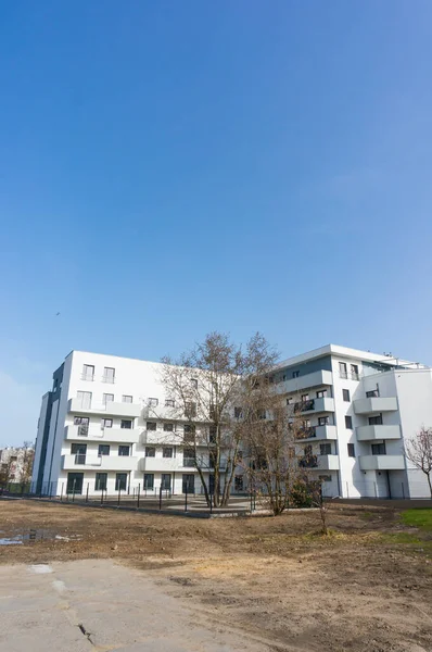 Poznan Polonia Abr 2016 Nuevo Edificio Apartamentos Moderno Asegurado Con —  Fotos de Stock
