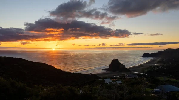 Puesta Sol Sobre Mar Tasmania Playa Piha Auckland Nueva Zelanda — Foto de Stock