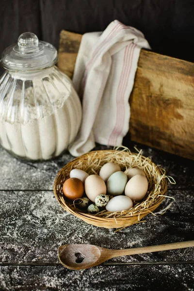 Μια Κάθετη Λήψη Φρέσκου Κοτόπουλου Και Αυγών Ορτυκιού Ένα Καλάθι — Φωτογραφία Αρχείου
