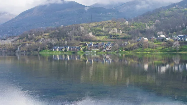 Blick Auf Den Genos Loudenvielle See Frankreich Mit Der Spiegelung — Stockfoto