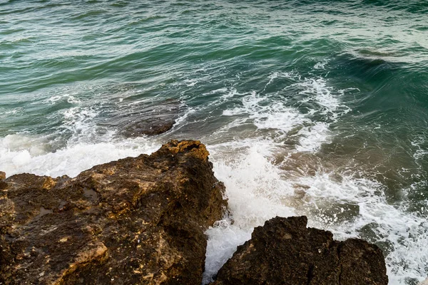 Las Olas Estrellan Contra Las Rocas —  Fotos de Stock