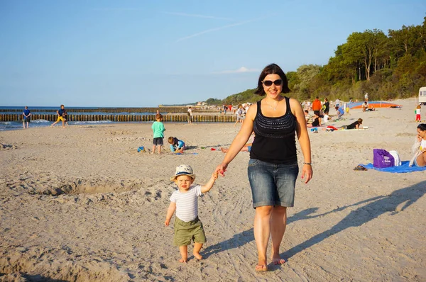 Sianozety Polsko 2015 Žena Držící Dětskou Ruku Pláži — Stock fotografie
