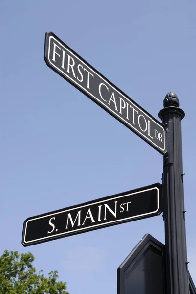 Een Shot Van Straatnaamborden First Capitol Drive South Main Street — Stockfoto