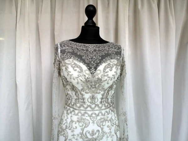 スタジオで白い豪華なウェディングドレスのクローズアップショット — ストック写真