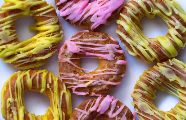 Ein Overhead Shot Unterschiedlicher Aromen Donuts Auf Einem Weißen Teller — Stockfoto