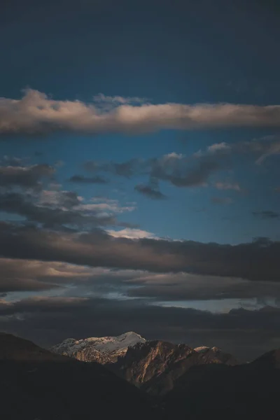 Cielo Espectacular Atardecer Sobre Montañas Cubiertas Nieve — Foto de Stock