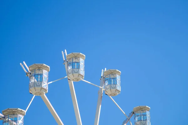 Les Cabines Blanches Une Grande Roue Sur Fond Bleu — Photo