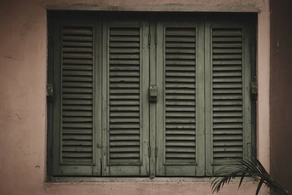 Tiro Close Persianas Verticais Madeira Externas Uma Antiga Moldura Janela — Fotografia de Stock