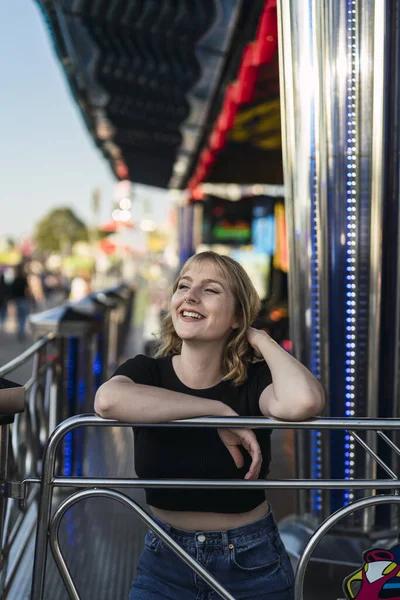 Una Rubia Española Parque Diversiones —  Fotos de Stock