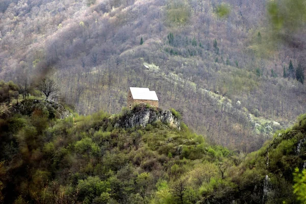 Buen Tiro Montañas Verdes Con Una Casa Parte Superior — Foto de Stock