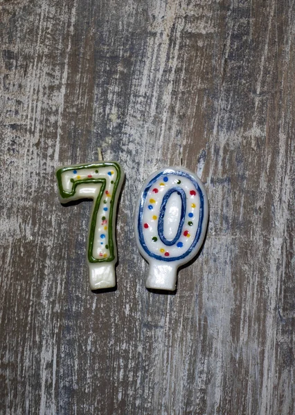 一个垂直拍摄的生日蜡烛与数字70在木制背景 — 图库照片