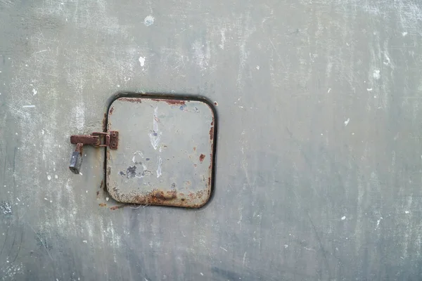 Eine Nahaufnahme Einer Rostigen Verschlossenen Gastanktür — Stockfoto