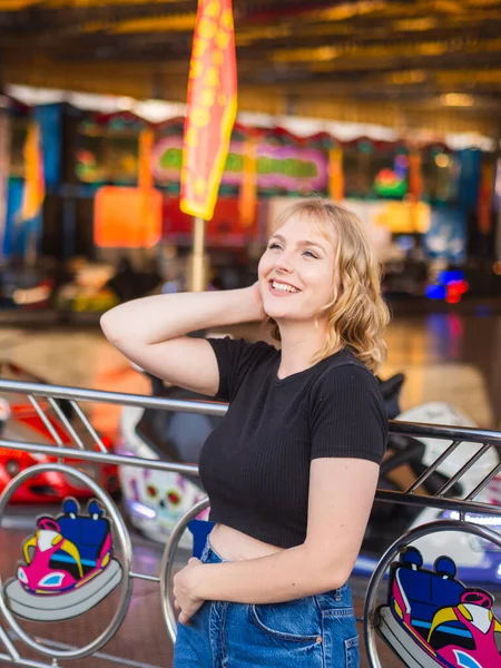 Вертикальний Знімок Молодої Блондинки Щаслива Жінка Позує Парку Розваг — стокове фото