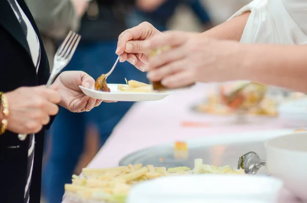 Primer Plano Algunas Personas Disfrutando Comida Fresca Deliciosa Buffet — Foto de Stock