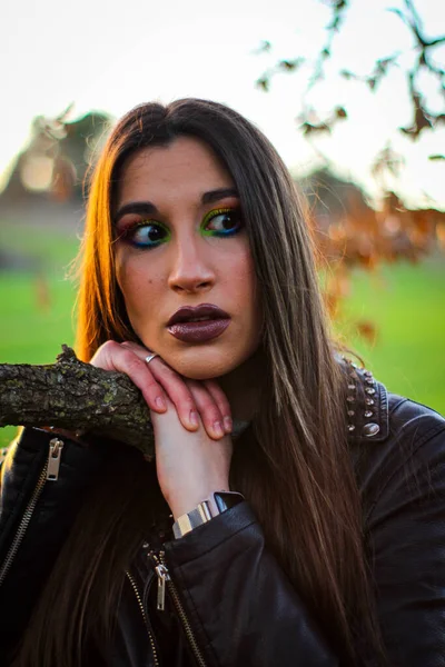 Een Verticaal Shot Van Een Spaanse Vrouw Met Groene Eyeliner — Stockfoto