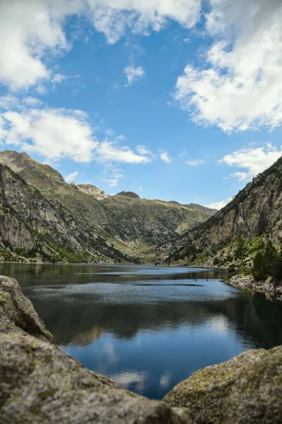 Beautiful View Lake Surrounded Cliffs Cloudy Sky — Stock Photo, Image