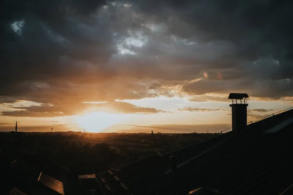 Piękny Widok Dachu Budynku Podczas Zachmurzonego Pomarańczowego Zachodu Słońca Mieście — Zdjęcie stockowe