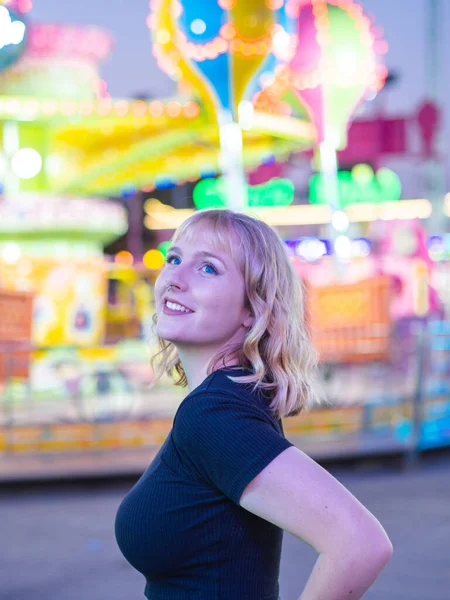 Young Spanish Blonde Woman Amusement Park — Stock Photo, Image