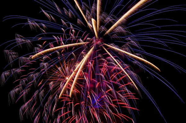 Fuochi Artificio Festivi Lucenti Raggi Luce Uno Sfondo Cielo Scuro — Foto Stock
