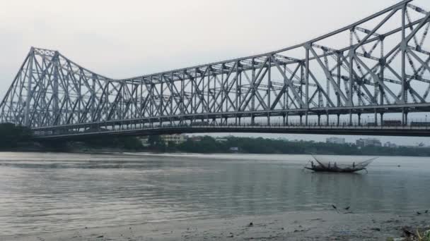 Brücke Über Den Fluss — Stockvideo