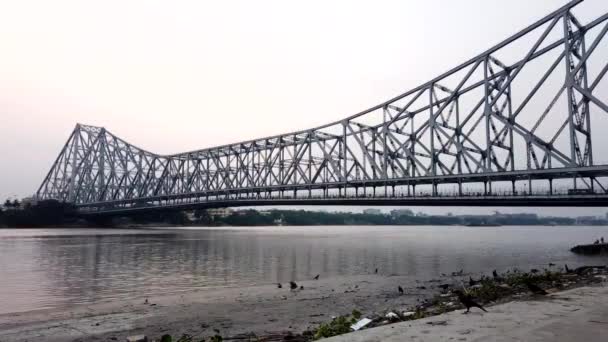 Barcos Pesqueros Madera Río Ganges Con Vista Puente Howrah Cable — Vídeos de Stock