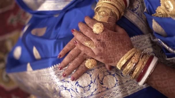 Gros Plan Une Mariée Indienne Portant Une Robe Ethnique Avec — Video