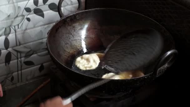 Close Puri Dal Fresco Fritando Uma Grande Panela Tiro — Vídeo de Stock