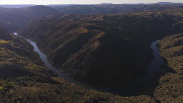 Une Vue Drone Une Rivière Entourée Collines Couvertes Verdure Sous — Video