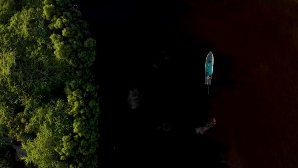 在阳光明媚的大海中 渔船在湖中航行 — 图库视频影像