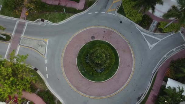 Miani Sahilindeki Bir Yerleşim Bölgesindeki Bir Trafik Çemberinin Havadan Görüntüsü — Stok video