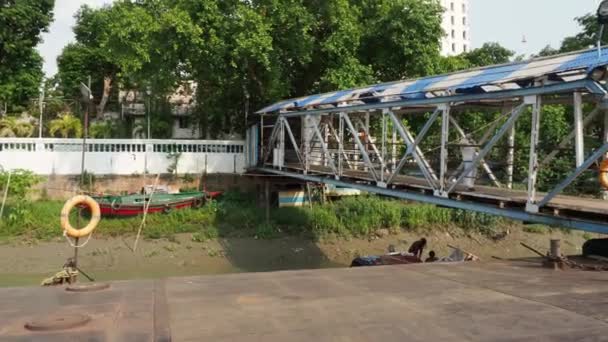 Passagiers Wachten Veerboot Buurt Van Howrah Ferry Ghat Veerdienst Een — Stockvideo