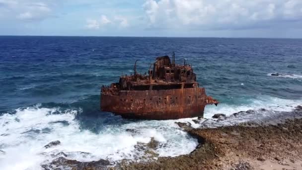 Παλιό Σκουριασμένο Σκάφος Στην Ακτή Της Θάλασσας — Αρχείο Βίντεο