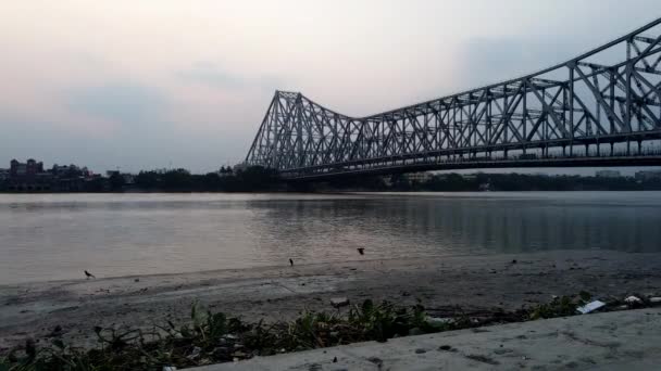 Silueta Barco Pesquero Río Ganges Cruzando Puente Howrah Atardecer — Vídeos de Stock