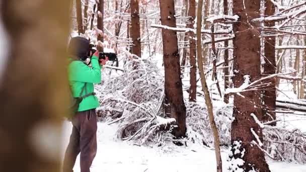 Una Vista Vicino Giovane Uomo Che Scatta Foto Una Foresta — Video Stock