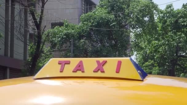 インドのコルカタでの晴れた日に道路上の黄色のタクシーの閉鎖は Hdで撮影 — ストック動画